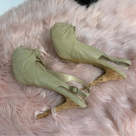 A.CO WOMANS BEIGE SIZE 10 with cork on base and heel look amazing - Picture 5 of 11